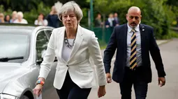 PM Inggris Theresa May mendatangi TPS Kota Maidenhead untuk memberikan suaranya dalam pemilu Inggris, Kamis (8/6). Sebanyak 650 anggota parlemen Westminster akan dipilih, dengan sekitar 46,9 juta orang terdaftar untuk memilih. (AP Photo/Alastair Grant)