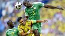 Pemain Kolombia, Radamel Falcao (tengah) berusaha menyundul bola dari kawalan dua pemain Senegal pada laga terakhir grup H di Samara Arena, Samara, Rusia, (28/6/2018). Kolombia menang 1-0. (AP/Martin Meissner)