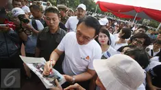 Gubernur DKI Jakarta Basuki Tjahaja Purnama meninjau Taman Pandang Istana yang baru diresmikan di depan Istana Negara, Jakarta, Sabtu (30/7). Taman tersebut guna tempat bersantai bagi masyarakat. (Liputan6.com/Immanuel Antonius)