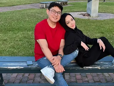 Terry Putri kini tengah berbahagia dengan pernikahannya bersama Derly Darmawan. Bahkan, kebahagiaan tersebut juga terlihat dalam berbagai unggahan di akun Instagram pribadinya. (Liputan6.com/IG/@terryputri)