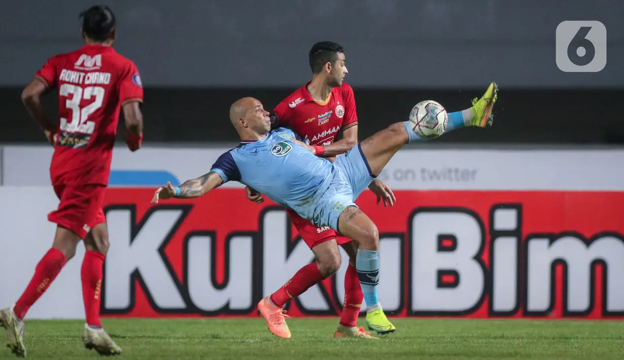 Penyerang Persela Lamongan, Ivan Carlos berusaha mencetak gol saat laga pekan keempat BRI Liga 1 2021/2022 saat melawan Persija Jakarta di Stadion Pakansari, Bogor, Jumat (24/09/2021). Persija Jakarta membungkam Persela Lamongan 2-1. (Bola.com/Bagaskara Lazuardi)