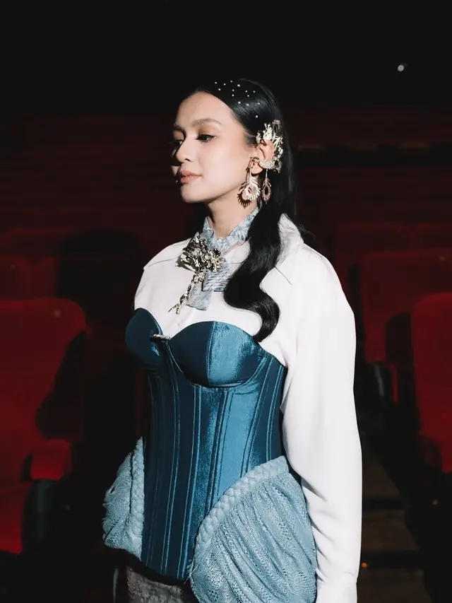 Dea Annisa Bernuansa Wastra saat Gala Premier Film Horor Terbaru. [@deaaannisa]