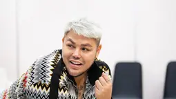 Ivan Gunawan sendiri jarang megunggah potretnya saat bekerja membuat gaun. Ia terlihat santai namun tetap profesional merancang gaun. (Liputan6.com/IG/@ivan_gunawan).