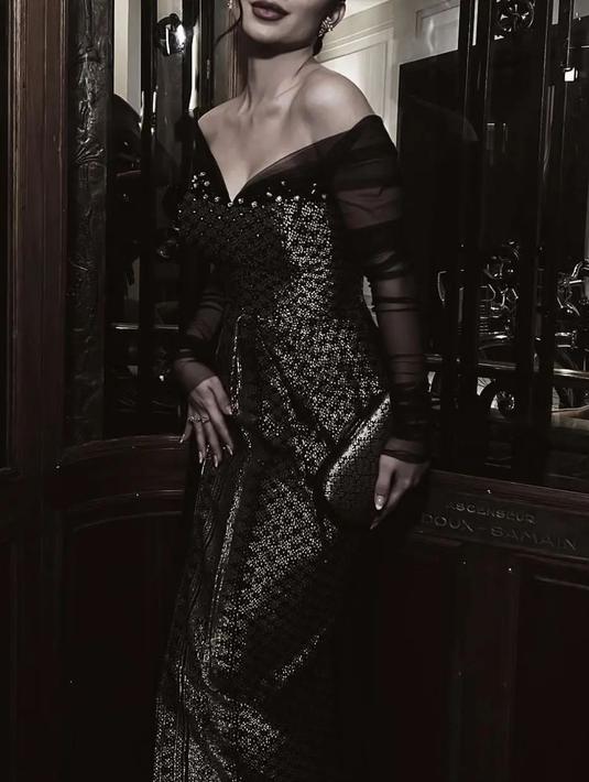 Didiet Maulana bangga memperkenalkan kain wastra Nusantara kepada dunia. Kali ini pilihannya jatuh ke songket dari ujung barat Indonesia. Terkait keputusan ini, ia mencuit, “Siluet busana diciptakan hasil perbincangan Didiet Maulana dan Ariel Tatum. Kain songket Aceh mengantar Ariel Tatum menjadi bintang yang bersinar ketika memakainya.” (Foto: Dok. Instagram @didietmaulana)