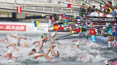 Perenang meraih botol minuman saat berlaga dalam lomba renang air terbuka nomor 10 km putra di Kejuaraan Renang Dunia di Yeosu, Korea Selatan, Selasa (16/7/2019). (HANDOUT/FINA ORGANISING COMMITTEE VIA YONHAP/AFP)