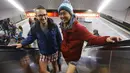 Dua pria mengambil bagian dalam 'No Pants Subway Ride' di Wina, Austria, (10 /1/2016). Acara tahunan ini digelar di berbagai negara khususnya naik kereta tanpa mengenakan celana. (REUTERS/Heinz-Peter Bader)