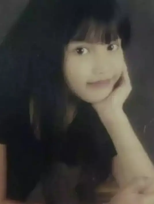 Berikutnya ada Ayu Ting Ting saat masih usia sekitar anak SMP. Dari kecil sudah terlihat manis. [Instagram @ayutingting92]