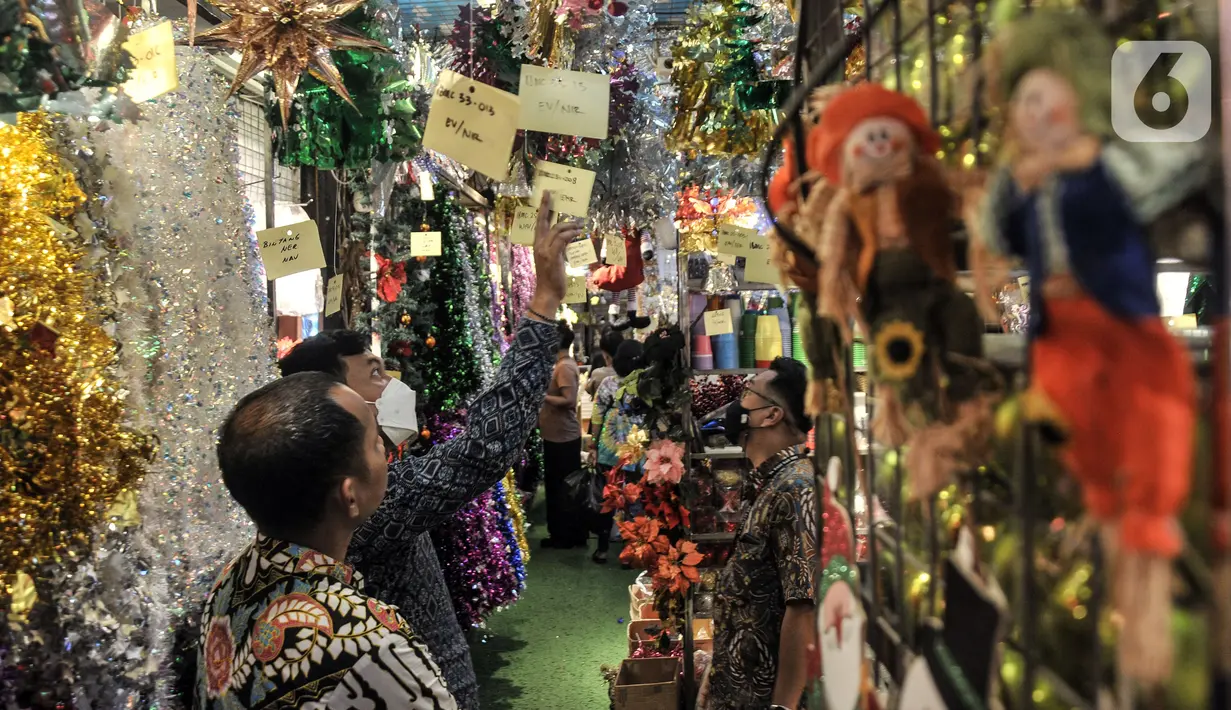 Pengunjung memilih pernak-pernik atau hiasan Natal di salah satu toko di Pasar Asemka, Jakarta, Senin (12/12/2022). Penjualan pernak-pernik Natal di Pasar Asemka mengalami peningkatan. (merdeka.com/Iqbal S. Nugroho)
