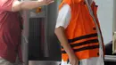 Bupati Bandung Barat Abubakar mengenakan tongkat dikawal petugas untuk menjalani pemeriksaan lanjutan di gedung KPK, Jakarta, Selasa (8/5). (Merdeka.com/Dwi Narwoko)