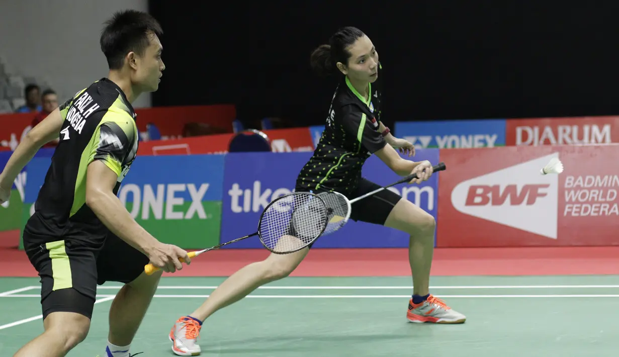 Pebulutangkis Indonesia, Hafiz Faizal / Gloria Widjaja, berusaha mengembalikan kok saat melawan pasangan Malaysia pada Indonesia Masters 2019 di Istora Senayan, Jakarta, Selasa (22/1). Hafiz / Gloria lolos ke babak kedua. (Bola.com/M. Iqbal Ichsan)