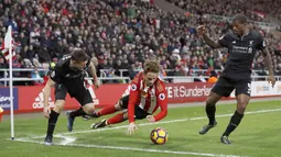 Pemain Sunderland, Adnan Januzaj (tengah) mendapat pengawalan ketat dari dua pemain Liverpool pada laga Premier League di Stadium of Light, (2/1/2017). Liverpool bermain imbang 2-2.  (Action Images via Reuters/Lee Smith) 