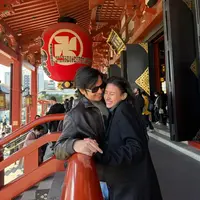 Momen baby moon pasangan Shenina Cinnamon dan Angga Yunanda di Jepang sukses mencuri perhatian. Setelah Angga menyelesaikan Tokyo Marathon, keduanya tampak menikmati waktu bersama dengan berjalan-jalan santai di sejumlah spot ikonik Tokyo.