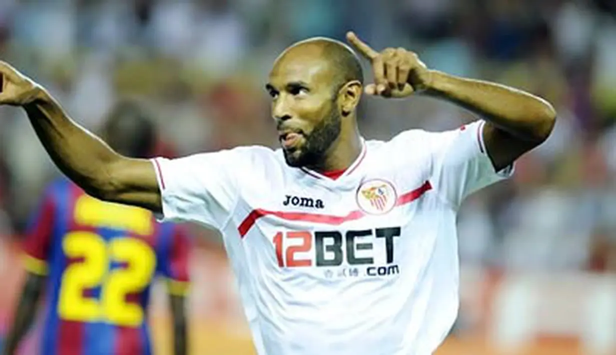 Striker Sevilla Frederic Kanoute menyumbang dua gol untuk mengalahkan Barcelona 3-2 pada leg pertama Piala Super Spanyol di Stadion Ramon Sanchez Pizjuan, 14 Agustus 2010. AFP PHOTO/CRISTINA QUICLER