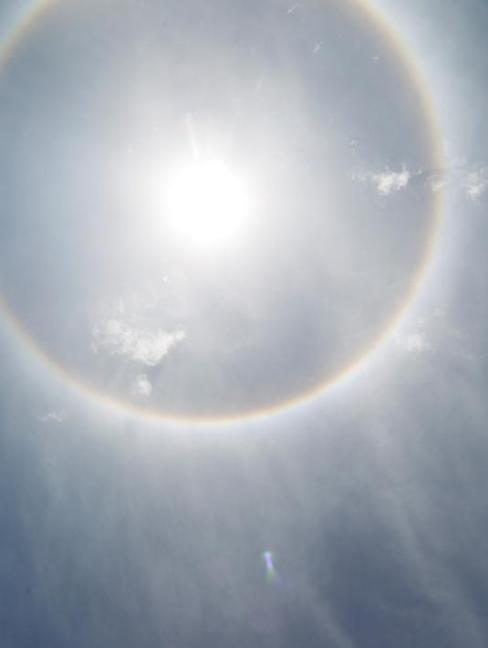 Fenomena halo matahari menghiasi langit  pusat kota Mexico City, Sabtu (7/7). Fenomena halo matahari terjadi karena pembiasan kristal es yang berada di sekitar matahari sehingga membentuk cincin pelangi yang mengelilingi matahari (AP/Moises Castillo)