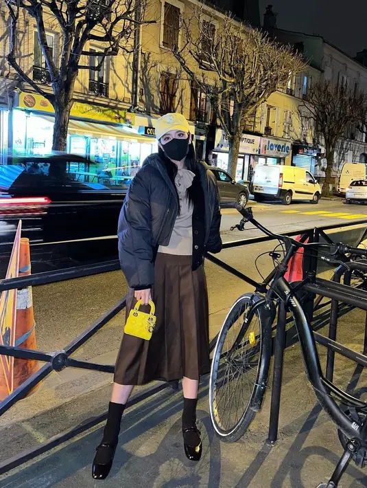 Menikmati Paris di malam hari, Jisoo BLACKPINK terlihat berjalan-jalan membawa Micro Lady Dior Bag berwarna kuning yang harganya diperkirakan sekitar Rp57 jutaan. Foto: Instagram.