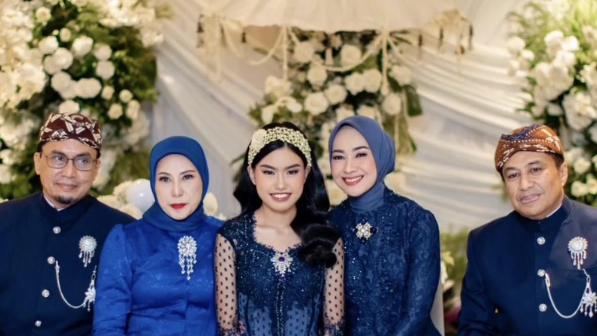 Tampilan Elegan Alya Rohali saat Siraman Putrinya, Kompak Dibalut Kebaya Brokat Navy