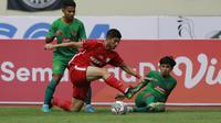 Pemain PSS berebut bola dengan pemain Persis Solo, Kevin Gomes De Oliveira (tengah) dalam lanjutan pertandingan babak penyisihan Piala Presiden 2022 di Stadion Manahan, Solo, Jawa Tengah. Sabtu (11/6/2022). (Bola.com/Arief Bagus)