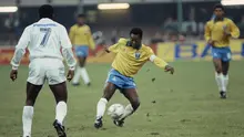 Pele. Striker Timnas Brasil yang pensiun pada 1977 ini mengoleksi 7 hattrick dari total 77 gol dalam 91 laga internasional. Hattrick pertamanya dibuat saat ia mencetak 3 gol ke gawang Prancis pada laga semifinal Piala Dunia 1958, 24 Juni 1958 yang berkesudahan 5-2. (AFP/Gerard Malie)