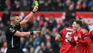 Wasit Inggris, Rob Jones, menunjukkan kartu kuning kepada gelandang Nottingham Forest bernomor punggung 08, Elliot Anderson (kanan), selama pertandingan Liga Inggris antara Nottingham Forest dan Manchester City di The City Ground di Nottingham, Inggris tengah, pada 27 Desember 2025.
(Ben STANSALL/AFP)