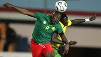 Geremi Njitap (kiri) tercatat telah melakoni 31 kali laga Piala Afrika bersama Kamerun, sejak 1998 hingga 2010. Selama 12 tahun Njitap telah memenangkan dua kali pergelaran tersebut yaitu pada 2000 dan 2002. (AFP/Karim Jafaar)