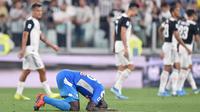 Bek Napoli, Kalidou Koulibaly, tampak kecewa usai dikalahkan Juventus pada laga Serie A di Stadion Allianz, Turin, Sabtu (31/8). Juventus menang 4-3 atas Napoli. (AFP/Alessandro di Marco)