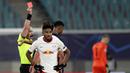 Wasit memberikan kartu merah kepada pemain Paris Saint Germain, Presnel Kimpembe, saat melawan RB Leipzig pada laga Liga Champions di RB Arena, Kamis (5/11/2020). RB Leipzig menang dengan skor 2-1. (AP/Michael Sohn)
