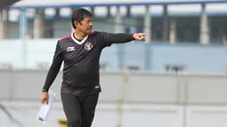 Pelatih Timnas Indonesia U-22, Indra Sjafri, memimpin sesi latihan di Visakha Training Center, Kamboja, Selasa (2/4/2023). Latihan tersebut merupakan persiapan jelang laga melawan Myanmar di SEA Games 2023. (Bola.com/Abdul Aziz)