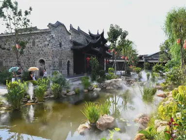 Para wisatawan mengunjungi Akademi Wolong di Wilayah Changting, Provinsi Fujian, China tenggara (20/8/2020). Untuk menunjukkan sejarah dan kebudayaannya secara maksimal, Wilayah Changting dilestarikan sesuai dengan penampilannya di zaman kuno. (Xinhua/Lin Shanchuan)