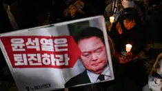 Orang-orang mengambil bagian dalam acara menyalakan lilin untuk menyerukan pengunduran diri Presiden Korea Selatan Yoon Suk Yeol di Seoul pada tanggal 4 Desember 2024. (Philip FONG/AFP)