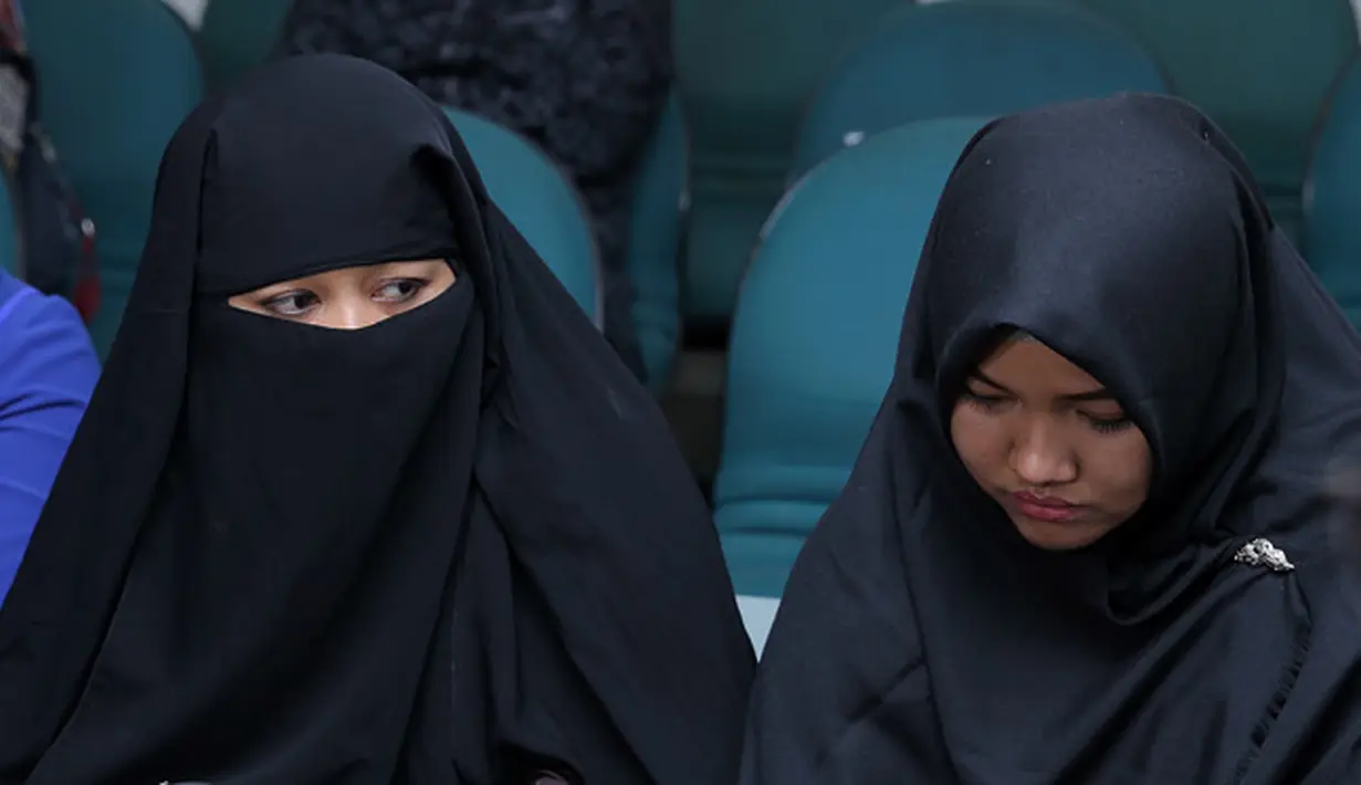 "Kalau persoalan kehidupan mas Opick yang mempunyai beberapa istri, sekarang udah bukan hak saya lagi berkomentar. Nggak usah tanya ke saya silahkan tanya ke yang bersangkutan," kata Dian. (Deki Prayoga/Bintang.com)