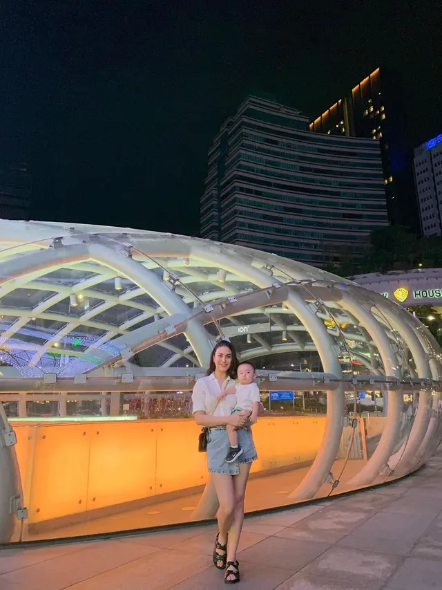 7 Potret Marcella Daryanani Bersama Suami dan Buah Hati Liburan ke Singapura