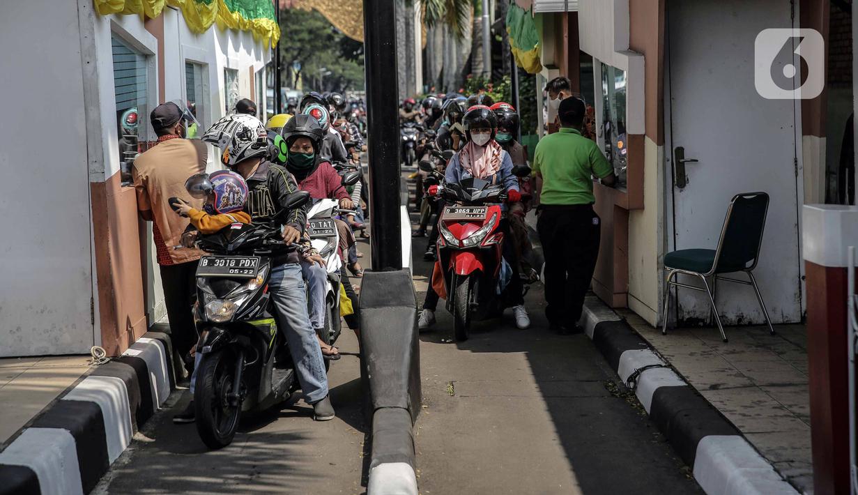 Pengunjung bersepeda motor antre untuk masuk ke Taman Mini Indonesia Indah (TMII), Jakarta, Sabtu (15/5/2021). Jumlah pengunjung dibatasi hanya 30 persen dari kapasitas normal dan hanya warga beridentitas DKI Jakarta yang boleh masuk. (Liputan6.com/Faizal Fanani)