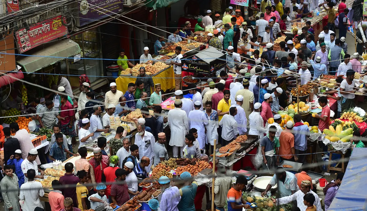 Pedagang kaki lima Bangladesh menyiapkan dagangan makanan untuk berbuka puasa di pasar tradisional di Dhaka pada 10 Mei 2019. Seperti jutaan muslim di seluruh dunia, muslim Bangladesh berpuasa setiap hari selama bulan Ramadan dengan tidak makan dan minum dari subuh hingga petang (MUNIR UZ ZAMAN/AFP)