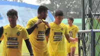 Tiga pemain Arema, Ilham Udin, Hasim Kipuw dan Irsyad Maulana saat meninggalkan Stadion Gajayana yang sepi dari penonton usai menjalani sesi latihan. (Iwan Setiawan/Bola.com)