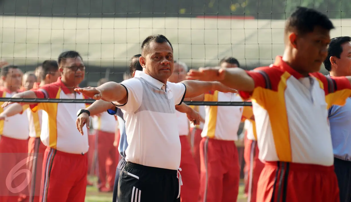 Panglima TNI, Jenderal TNI Gatot Nurmantyo (tengah) melakukan pemanasan jelang berolahraga bersama prajurit TNI di Lapangan Kohanudnas Halim Perdanakusuma Jakarta, Jumat (4/12/2015). Kegiatan ini rutin dilakukan. (Liputan6.com/Helmi Fithriansyah)