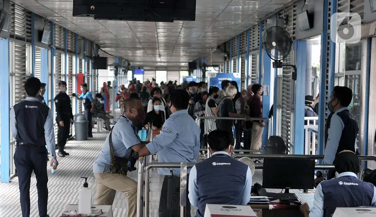 Aktivitas calon penumpang bus Transjakarta di Halte Harmoni, Jakarta, Selasa (16/6/2020). Seiring masa PSBB Transisi, PT Transjakarta menambah waktu operasional dari pukul 05.00-22.00 WIB untuk umum dan hingga 24.00 WIB untuk petugas kesehatan. (merdeka.com/Iqbal Nugroho)