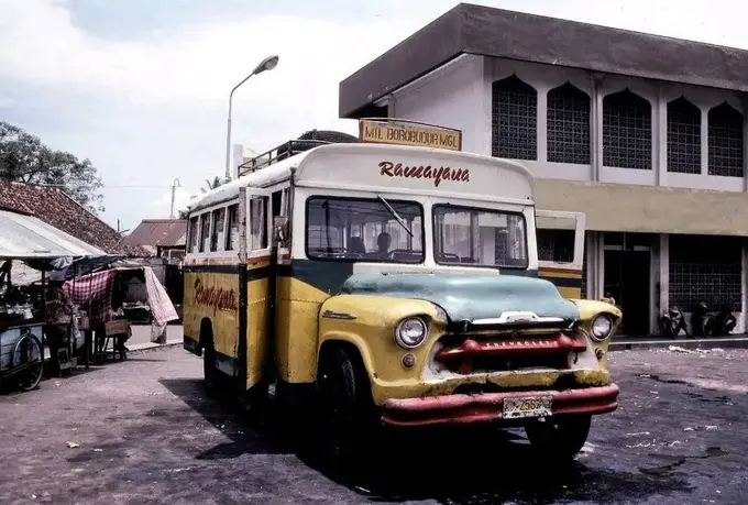 Nostalgia di Atas Roda: Menggali Pesona Bus Pariwisata Klasik