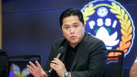 Ketua Umum PSSI, Erick Thohir memberikan keterangan saat konferensi pers mengenai perkembangan Timnas Indonesia Putri yang berlangsung di Stadion Utama Gelora Bung Karno (SUGBK), Senayan, Jakarta, Sabtu (21/09/2024). (Bola.com/Bagaskara Lazuardi)