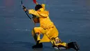 Seorang seniman yang mengenakan kostum tradisional melakukan permainan es dengan busur dan anak panah pada hari kedua perayaan Tahun Baru Imlek di danau beku di Taman Yuanmingyuan, Beijing, China, Senin (23/1/2023). Tahun Baru Imlek adalah hari libur tahunan terpenting di China. (AP Photo/Andy Wong)