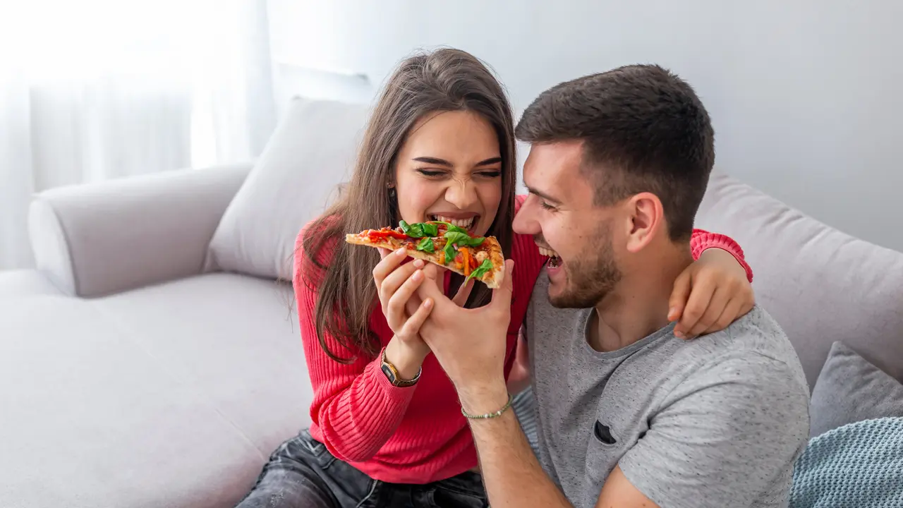 bahagia makan pizza