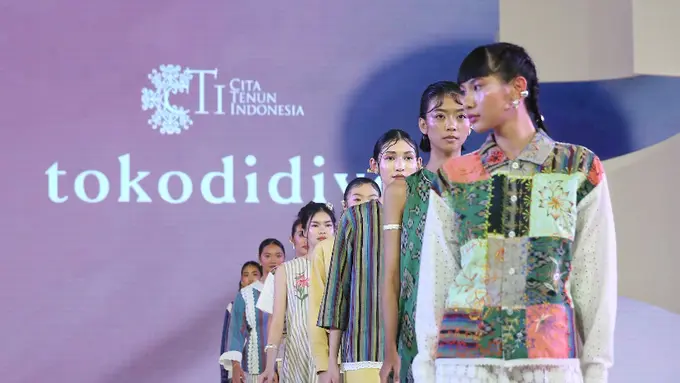kolaborasi dengan Cita Tenun Indonesia bersama tiga brand lokal