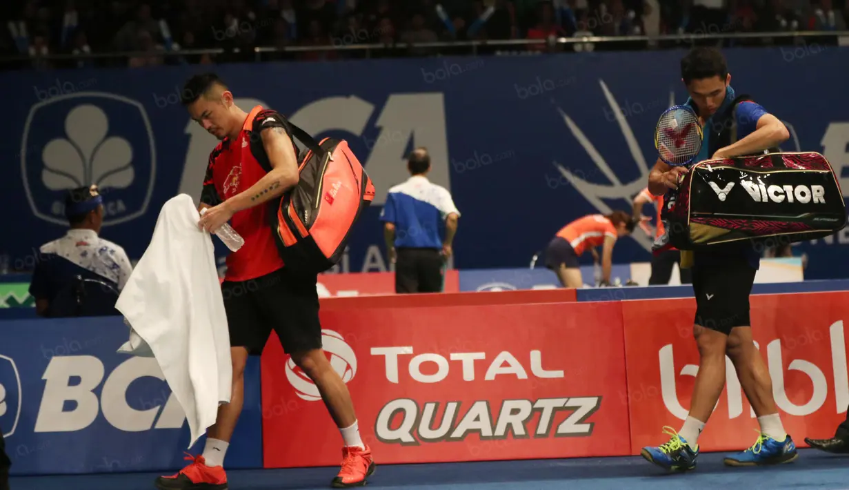 Jonatan Christie (kanan)  dan Lin Dan saat meninggalkan lapangan usai menang berlaga pada Indonesia Open 2016 di Istora Senayan, Jakarta, Kamis (2/6/2016). (Bola.com/Nicklas Hanoatubun)