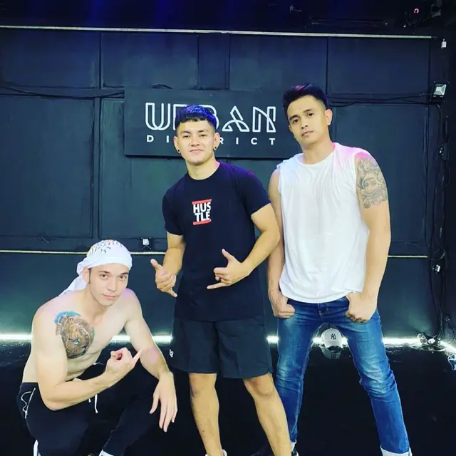6 Potret Stefan William dengan Tato Baru di Dada, Tanggal Pernikahan Tak Terlihat