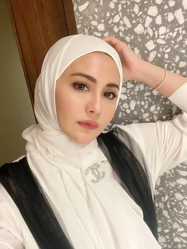 7 Gaya Juliana Moechtar Istri Mendiang Herman Seventeen Saat Tampil Berhijab