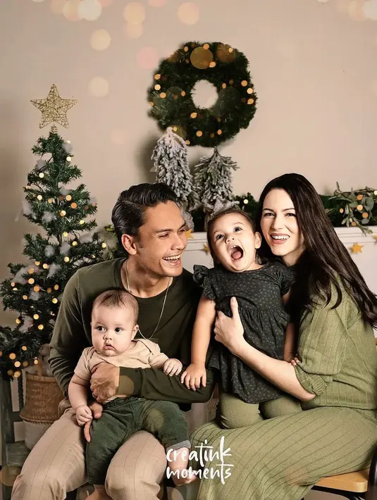 Suasana hangat dan harmonis dari keluarga kecil Randy Pangalila terpancar lewat bidikan kamera fotografer @creatinkmoments,  [Foto: IG/@creatinkmoments]