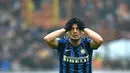 Penyerang Inter Milan, Adam Ljajic, tampak kecewa usai takluk dari Sassuolo 0-1 pada laga Serie A di Stadion San Siro, Italia, Minggu (10/1/2016). Gol tunggal Sassuolo dicetak melalui penalti pada menit ke-90+5. (AFP/Alberto Pizzoli)