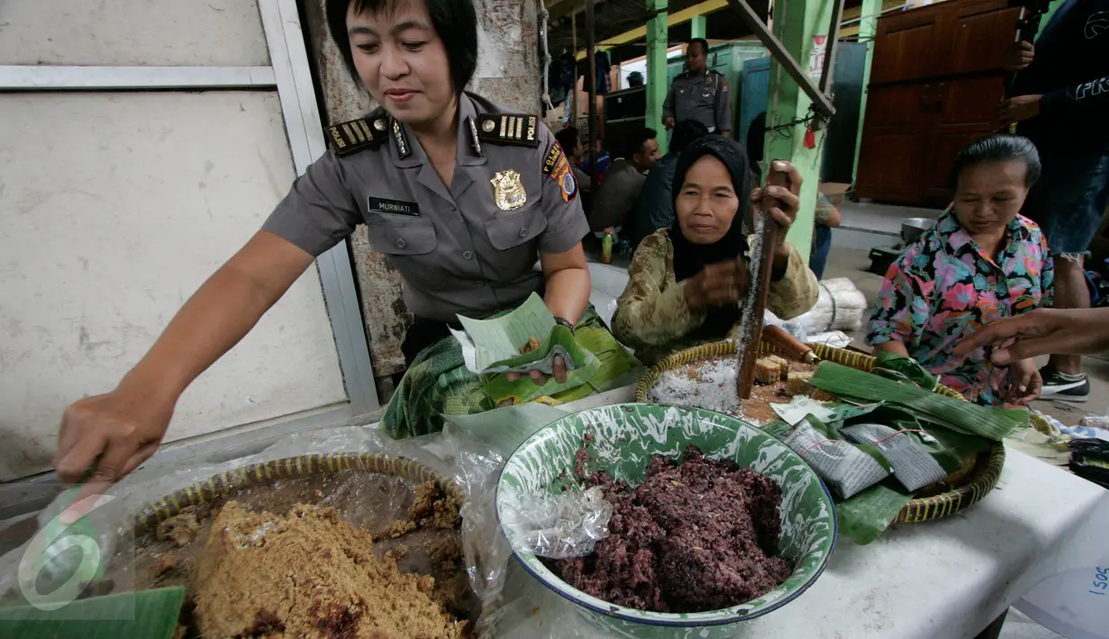 Sejumlah Polwan membuat getuk saat bakti sosial di Pasar Cebongan,Sleman, (25/8). Bakti sosial di selanggarakan oleh Polres Sleman untuk menyambut HUT Polwan ke 68. (Boy Harjanto)