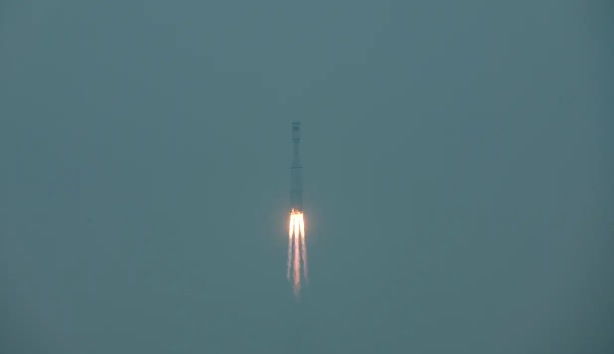 Roket Long March-8, lepas landas dari Situs Peluncuran Wahana Antariksa Wenchang di Provinsi Hainan, China selatan (22/12/2020). Menurut Administrasi Luar Angkasa Nasional China, Roket tersebut mengirim lima satelit ke orbit yang telah ditetapkan. (Xinhua/Pu Xiaoxu)