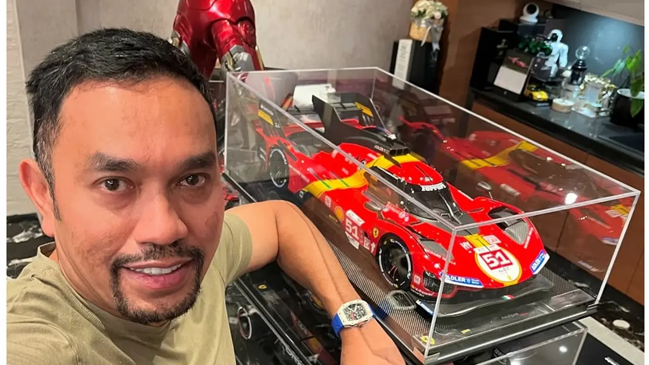 6 Potret Ahmad Sahroni Bareng Patung Iron Man Koleksinya, Kini Tinggal Kenangan