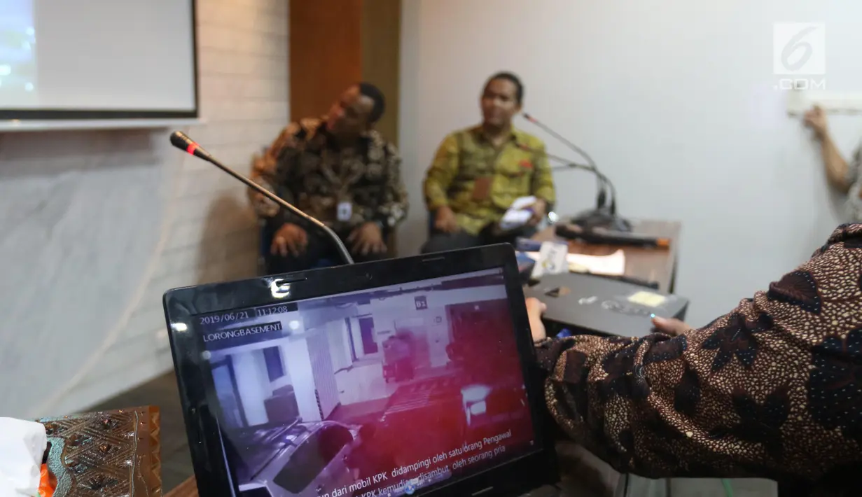 Sebuah video ditunjukkan terkait Idrus Marham di kantor Ombudsman, Jakarta, Rabu (3/7/2019). Teguh mengatakan, ada pengabaian kewajiban hukum yang dilakukan KPK dalam mengawal Idrus Marham, terdakwa kasus korupsi yang berkeliaran di luar Rutan KPK, Jumat (21/6/2019). (Liputan6.com/Angga Yuniar)